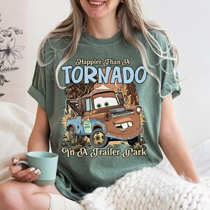 Tow Mater Disney Cars-tröja, rolig Mater lyckligare än en tornado-tröja, Pixar Cars Land-semester, Disney World-familjeresa-presenttröja bild 3