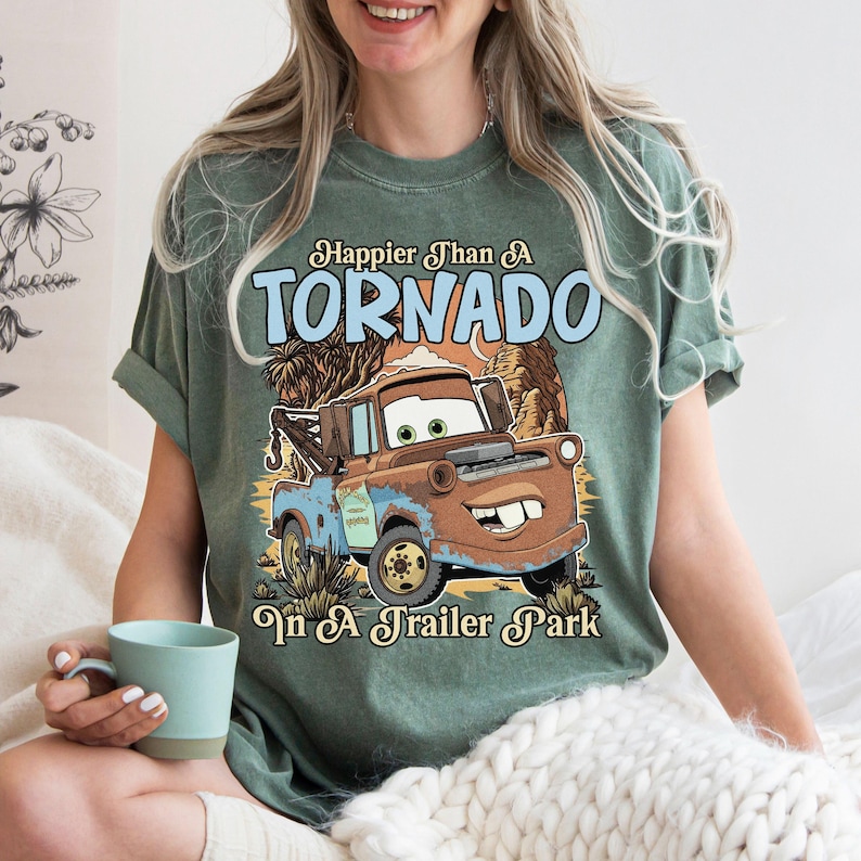 Tow Mater Disney Cars-tröja, rolig Mater lyckligare än en tornado-tröja, Pixar Cars Land-semester, Disney World-familjeresa-presenttröja bild 3