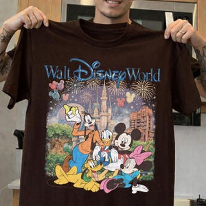 Maglietta retrò Walt Disneyworld Comfort Colors, Maglietta vintage Disneyworld, Maglietta Topolino e i suoi amici, Viaggio Disney 2026, Maglietta coordinata Disneyworld immagine 7