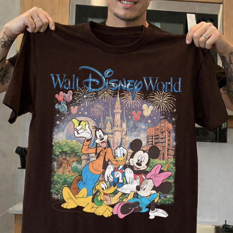 Maglietta retrò Walt Disneyworld Comfort Colors, Maglietta vintage Disneyworld, Maglietta Topolino e i suoi amici, Viaggio Disney 2026, Maglietta coordinata Disneyworld immagine 7