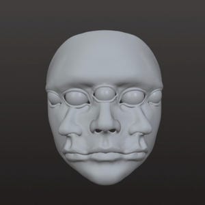 Peut inclure: Une sculpture gris clair d'une tête humaine présentant de multiples traits faciaux superposés. Le visage affiche trois yeux distincts sur la partie supérieure, avec trois nez et trois bouches disposés symétriquement sur le bas du visage.