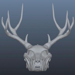 Könnte beinhalten: Eine detaillierte, hellgraue Skulptur eines Schädels mit großen Geweihen. Der Schädel hat sichtbare Zähne und Augenhöhlen, und das Geweih erstreckt sich nach oben und außen. Die Skulptur steht vor einem schlichten, hellblauen Hintergrund.