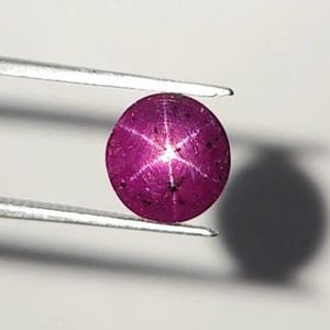 Naturlig genomskinlig stjärnrubin cabochon 5,50 ct röd oval obehandlad lös ädelsten