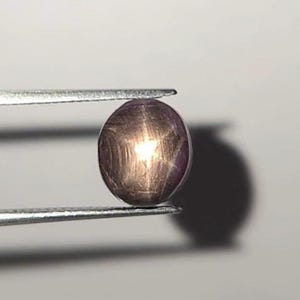 Naturlig stjärnformad cabochon 5,90 ct lila oval obehandlad lös ädelsten