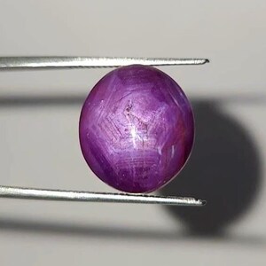 Cabochon di rubino stellato naturale traslucido, ovale, rosa, non trattato, 16,30 ct.