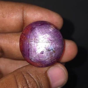 Naturalny rubin gwiaździsty o masie 95,20 ct, fioletowoczerwony, luźny kamień szlachetny, owalny, nieobrobiony