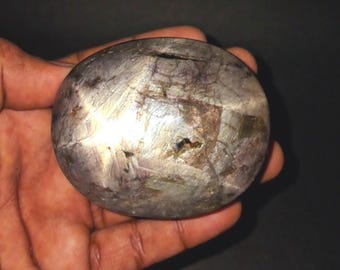 Cristal de zafiro estrella natural de 2550,00 ct. Raro, piedra de protección, intuición y meditación.