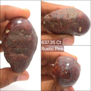 Può includere: Una pietra preziosa grezza e lucidata con una tonalità rosa rustica e una superficie strutturata e maculata. La pietra è etichettata come 637.35 Ct e Rustic Pink. Presenta inclusioni irregolari rosso scuro e marroni sulla forma.