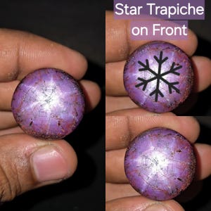 Puede incluir: Primer plano de una gema Star Trapiche púrpura. La gema tiene un patrón de estrella y un diseño de copo de nieve en la parte delantera. El texto "Star Trapiche on Front" es visible.