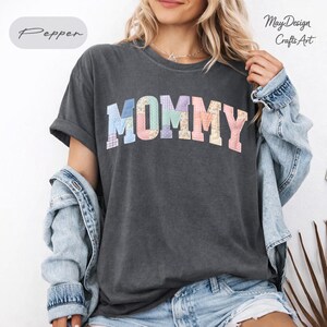 Camiseta Comfort Colors® con estampado floral de patchwork, camiseta de mamá con bordado de imitación, camiseta estilo universitario para mamá, camiseta de patchwork para mamá, camiseta floral estilo cottagecore para mamá
