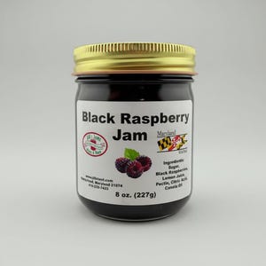 以下が含まれることがあります： 金色の蓋が付いたブラックラズベリージャムの瓶。ラベルには「Black Raspberry Jam」と書かれており、材料が記載されています。瓶には227gのジャムが入っています。ラベルには「Maryland」の文字も含まれています。