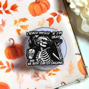 Könnte beinhalten: Ein Set aus drei Keramikbechern mit gesprenkelter, matter Oberfläche. Die Becher sind in Blau-, Grün- und Weißtönen gehalten. Jeder Becher hat ein schlichtes, modernes Design, ideal für Kaffee oder Tee.