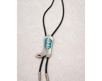 Gravata Bolo Western Vintage EGE com Bota de Cowboy, Detalhe em Turquesa e Cordão Preto Prateado