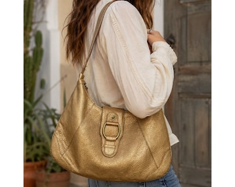 Bolsa Hobo Vintage Anos 70 em Couro Dourado com Textura Granulada, Estilo Boho e Despojada