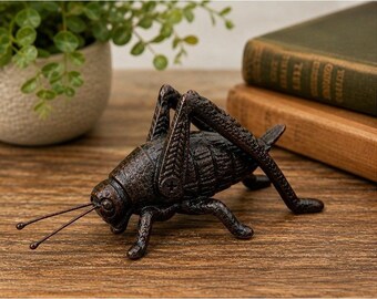 Statuetta vintage in ghisa raffigurante una cavalletta o un grillo, fermacarte rustico a forma di insetto.