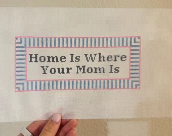 „Zuhause ist, wo deine Mutter ist“ – Stickvorlage auf Leinwand | Handbemalte Stickerei