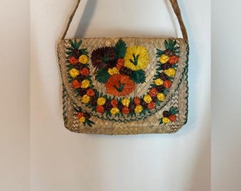 Bolso de mano vintage de paja tejida de los años 60 con flores estilo bohemio, verde, naranja y amarillo.