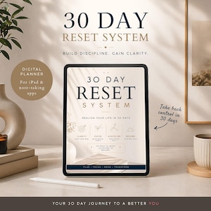 Könnte beinhalten: Ein Tablet mit einem digitalen Planer mit der Aufschrift "30 DAY RESET SYSTEM". Das Bild zeigt eine Vase, eine Kerze, eine Kaffeetasse und einen weißen Stift. Der Text wirbt für den Aufbau von Disziplin und Klarheit in 30 Tagen.