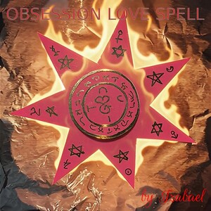 Pode incluir: Um design em forma de estrela rosa com um emblema circular central e vários símbolos, contra um fundo de chamas. O texto "OBSESSION LOVE SPELL" está no topo, com "by Izabel" na parte inferior.