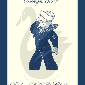 Pode incluir: Um padrão de costura vintage para uma boneca marinheira e roupas. O padrão é chamado de "Design 639" e apresenta uma ilustração de desenho animado de um menino vestindo um traje de marinheiro. A ilustração é em azul e branco sobre um fundo creme.