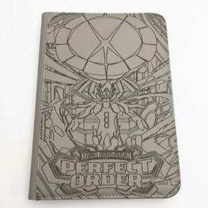 Puede incluir: Un archivador de tarjetas gris con una ilustración detallada de una figura robótica y el texto "MEGA EVOLUTION PERFECT ORDER". El archivador tiene un diseño elegante, ideal para organizar tarjetas coleccionables.