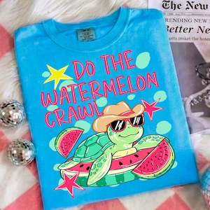 Gör vattenmelonkrypningen PNG, rolig sköldpadda med solglasögon på vattenmelon, fånig grafisk t-shirt, roligt sommarstrandcitat, trendig humor
