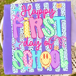PNG listrado neon "Feliz Primeiro Dia de Aula", PNG "Volta às Aulas Estilo Preppy", PNG "Pré-escola ao 4º Ano", PNG "Presente para Professor", PNG "Olá Escola"