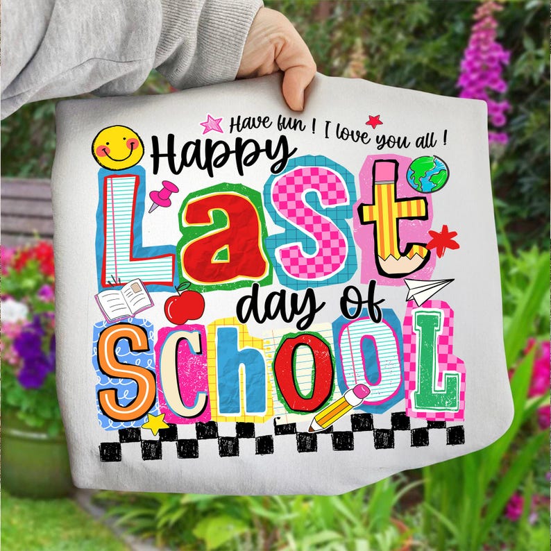 Pode incluir: Uma sacola branca com a frase "Happy Last Day of School" em letras coloridas e divertidas. O design inclui um rosto sorridente, um l&aacute;pis, uma ma&ccedil;&atilde; e um globo, celebrando o fim do ano letivo.