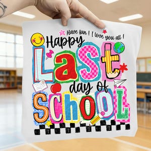 Pode incluir: Saco de m&atilde;o branco com um design colorido "Happy Last Day of School". O design inclui um rosto sorridente, um l&aacute;pis, uma ma&ccedil;&atilde; e outros gr&aacute;ficos com tema escolar. O texto "Have fun! I love you all!" tamb&eacute;m est&aacute; inclu&iacute;do.