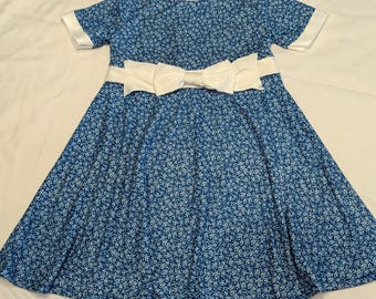 Vestido azul de corte A con estampado floral y detalle de lazo blanco (Talla 18-24 meses)