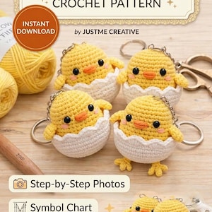 Puede incluir: Patrón de ganchillo para llaveros de pollitos en cáscaras de huevo. La imagen muestra cuatro pollitos amarillos de ganchillo con picos naranjas y ojos negros, cada uno en una cáscara de huevo blanca de ganchillo. El texto dice "CHICK IN EGGSHELL CROCHET PATTERN".