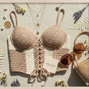 Può includere: Un top all'uncinetto beige e bianco con allacciatura frontale, abbinato a collane dorate e occhiali da sole. Il top presenta un design a bustino con spalline regolabili. Una piccola borsa intrecciata e fiori secchi completano l'estetica.