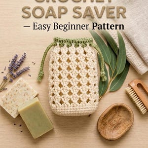 Puede incluir: Una bolsa para jabón de ganchillo crema y verde con un patrón de diamantes, junto a pastillas de jabón, eucalipto y un cuenco de madera. El texto dice "CROCHET SOAP SAVER - Easy Beginner Pattern" y "Pattern by JustMeCreative".