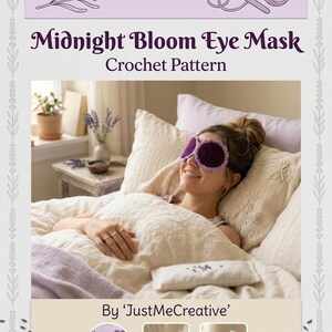Könnte beinhalten: Eine Person, die eine violette Häkel-Augenmaske trägt und im Bett liegt. Das Bild ist ein Häkelmuster für eine Midnight Bloom Augenmaske. Der Text auf dem Bild lautet 'Midnight Bloom Eye Mask Crochet Pattern' und 'By 'JustMeCreative''.