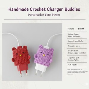 Può includere: Due caricabatterie all'uncinetto fatti a mano in rosso e viola, a forma di orsi. I caricabatterie sono collegati a cavi di ricarica e adattatori di alimentazione bianchi. Il testo "Handmade Crochet Charger Buddies" è in alto.