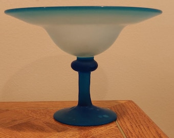 Compota decorativa de cristal artístico azul esmerilado soplado a mano, bicolor, estilo Murano de mediados de siglo.