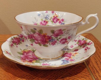 Taza de té vintage de porcelana Royal Albert