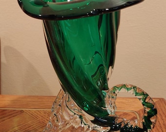 Jarrón vintage de cristal italiano Cornucopia de estilo Murano verde con forma de cuerno de la abundancia de Seguso