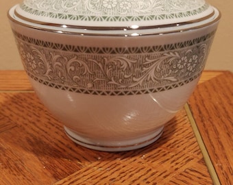 Vajilla vintage de porcelana blanca de mediados de siglo BKG Bavaria "Concord" con banda de filigrana de plata.