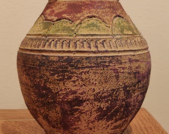 Raro jarrón globular de terracota antiguo con decoración incisa y pintada.