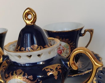 Raro juego de café/té de porcelana azul cobalto dorada, pintado a mano, de estilo victoriano/rococó europeo, con una escena romántica de cortejo.