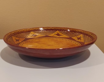 Plato decorativo de cerámica esmaltada Treimane Ste Agathe Pottery, estilo vintage, de 19,7 cm (7,75 pulgadas) con motivos geométricos esgrafiados.