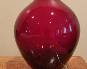 Jarrón vintage de vidrio soplado a mano Salong color rojo arándano rubí de IKEA, estilo modernista nórdico, de Johanna Jelinek.