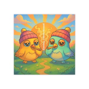 Könnte beinhalten: Eine farbenfrohe Illustration zeigt zwei Cartoon-Vögel, einen gelben und einen türkisfarbenen, die jeweils eine rote Mütze tragen und eine Zigarre rauchen. Der Hintergrund zeigt einen Sonnenuntergang und den Text "Getting 2 Birds Stoned."
