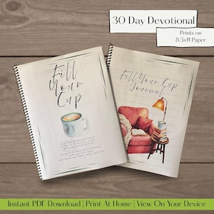 Può includere: Due libretti rilegati a spirale intitolati 30 Day Devotional, Fill Your Cup e Fill Your Cup Journal. Le copertine presentano illustrazioni ad acquerello di una tazza, una poltrona rossa, una lampada e libri. Testo: prints on 8.5x11 paper.