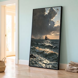 Puede incluir: Una impresión de arte mural vertical enmarcada que representa un paisaje marino con veleros en aguas oscuras y agitadas bajo un cielo dramático y nublado. La escena muestra la luz dorada del sol reflejándose en las olas del mar.