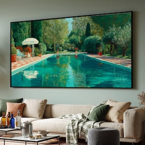 Peut inclure: Une impression murale rectangulaire représentant une piscine entourée d'arbres et de feuillages verts luxuriants. La terrasse de la piscine présente un motif à damier rouge et blanc. Un parasol blanc et des plantes en pot bordent l'eau turquoise.