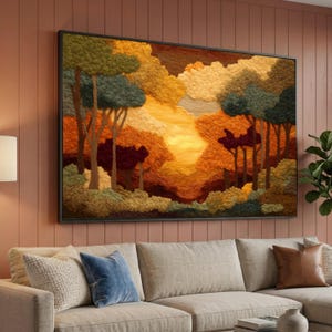 Puede incluir: Una gran obra de arte enmarcada que representa una escena de bosque con árboles y follaje en tonos naranja, amarillo, verde y marrón. La obra de arte se exhibe sobre un sofá beige con cojines azules y marrones.