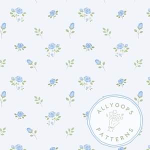 Può includere: Un motivo ripetuto di rose e boccioli blu chiaro con piccole foglie verdi su sfondo bianco. Il design include un logo circolare con il testo "ALLYOOPS PATTERNS".