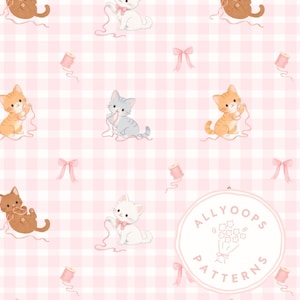 Puede incluir: Patrón repetitivo de gatitos de dibujos animados jugando con hilo rosa, sobre un fondo de cuadros rosas y blancos. Los gatitos son de varios colores, con lazos rosas y carretes de hilo. El diseño tiene una estética linda y juguetona.